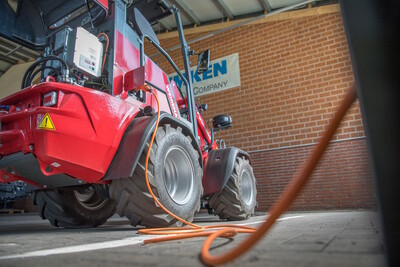 Elektro-Hoflader mit zahlreichen Einsatzmöglichkeiten zwischen Stall, Strohmiete und Materiallager gehören zu den Fahrzeugen mit alternativen Antriebsenergien, die es bereits zu kaufen gibt. - © Wolfgang Ehrecke Elektro-Hoflader mit zahlreichen Einsatzmöglichkeiten zwischen Stall, Strohmiete und Materiallager gehören zu den Fahrzeugen mit alternativen Antriebsenergien, die es bereits zu kaufen gibt.