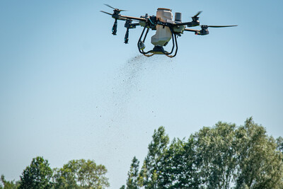 Saat-Drohne beim Praxistag Alternative Antriebsenergien für Landmaschinen am 01.07.2025 im LBZ Echem. - © Wolfgang Ehrecke Saat-Drohne beim Praxistag Alternative Antriebsenergien für Landmaschinen am 01.07.2025 im LBZ Echem.