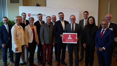 Eine breite Front aus Verbänden, Kammern (7.v.l.: Dr. Bernd von Garmissen, Direktor der Landwirtschaftskammer Niedersachsen), Sozialpartnern und Dienststellen des Landes hat sich für das Azubiticket eingesetzt. - © Meinert/Ministerium für Wirtschaft, Verkehr und Bauen Eine breite Front aus Verbänden, Kammern (7.v.l.: Dr. Bernd von Garmissen, Direktor der Landwirtschaftskammer Niedersachsen), Sozialpartnern und Dienststellen des Landes hat sich für das Azubiticket eingesetzt.