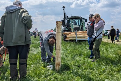 Praktischer Zaunbau und Kniffe vo Fachleuten gab es beim 1. Echemer Zauntag live zu sehen. Der direkte Austausch mit Aussteller*innen stand im Fokus der Veranstaltung. - © Landwirtschaftskammer Niedersachsen Praktischer Zaunbau und Kniffe vo Fachleuten gab es beim 1. Echemer Zauntag live zu sehen. Der direkte Austausch mit Aussteller*innen stand im Fokus der Veranstaltung.