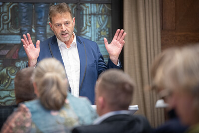„Unsere bäuerlichen Familienbetriebe haben sich den großen Herausforderungen erfolgreich gestellt und vielfach gute Wege im Strukturwandel gefunden“, sagte Dr. Albert Hortmann-Scholten im Rückblick auf 35 erfüllte Berufsjahre bei der LWK. - © Wolfgang Ehrecke „Unsere bäuerlichen Familienbetriebe haben sich den großen Herausforderungen erfolgreich gestellt und vielfach gute Wege im Strukturwandel gefunden“, sagte Dr. Albert Hortmann-Scholten im Rückblick auf 35 erfüllte Berufsjahre bei der LWK.