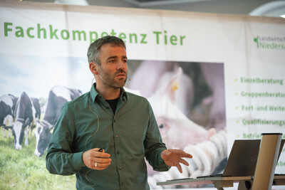 Dr. med. vet. Jörg Willig vom Rindergesundheitsdienst (Institut für Tiergesundheit, LUFA Nord-West) als Referent auf dem Milcherzeugertag 2025 in Rodenkirchen. - © Christopher Hanraets Dr. med. vet. Jörg Willig vom Rindergesundheitsdienst (Institut für Tiergesundheit, LUFA Nord-West) als Referent auf dem Milcherzeugertag 2025 in Rodenkirchen.