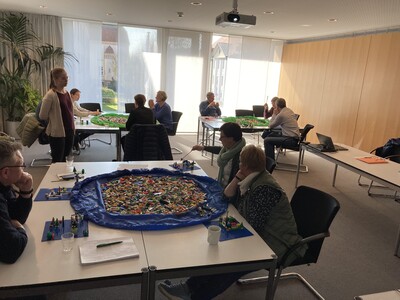 Durchführung eines Workshops mit der LEGO® Serious Play®-Methode (LSP) im Team der Arbeitnehmerberatung der LWK Niedersachsen - © Henrike Weddelmann Durchführung eines Workshops mit der LEGO® Serious Play®-Methode (LSP) im Team der Arbeitnehmerberatung der LWK Niedersachsen