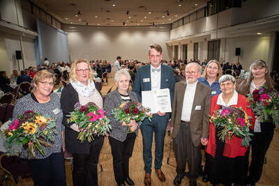 Geehrte und Ehrende beim Gesellschaftsabend 2025 (v.l.): Hildegard Kuper, Silvia Surmann, Olga Bauer, Niko Schlump, Friedhelm Leuchtenberger, Vizepräsidentin Dagmar Heyens, Kathrin Leuchtenberger, Silke Vogel. - © Wolfgang Ehrecke Geehrte und Ehrende beim Gesellschaftsabend 2025 (v.l.): Hildegard Kuper, Silvia Surmann, Olga Bauer, Niko Schlump, Friedhelm Leuchtenberger, Vizepräsidentin Dagmar Heyens, Kathrin Leuchtenberger, Silke Vogel.