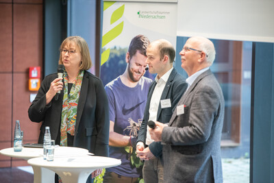 Frauke Patzke, Staatssekretärin im niedersächsischen Landwirtschaftsministerium (von links), Jan Oehlschläger (Moderator, LWK) und Kammerpräsident Gerhard Schwetje eröffneten die Beraterhochschultagung. - © Christopher Hanraets Beraterhochschultagung 2025 in Göttingen