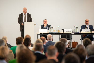 Kammerpräsident Gerhard Schwetje auf der Außerordentlichen Kammerversammlung Mai 2025 - © Christopher Hanraets Kammerpräsident Gerhard Schwetje auf der Außerordentlichen Kammerversammlung Mai 2025