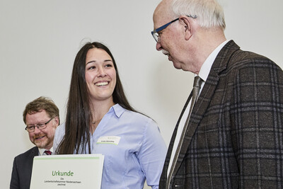 Linda Utermöhle (jahrgangsbeste Pflanzentechnologin aus Uslar) beim Festakt zur Ehrung der Jahrgangsbesten in der Aus- und Fortbildung am 16.04.2025 in Hannover-Ahlem mit Kammerpräsident Gerhard Schwetje (r.) und Kammerdirektor Dr. Bernd von Garmissen. - © Henning Stauch Linda Utermöhle (jahrgangsbeste Pflanzentechnologin aus Uslar) beim Festakt zur Ehrung der Jahrgangsbesten in der Aus- und Fortbildung am 16.04.2025 in Hannover-Ahlem mit Kammerpräsident Gerhard Schwetje (r.) und Kammerdirektor Dr. Bernd von Garmissen.