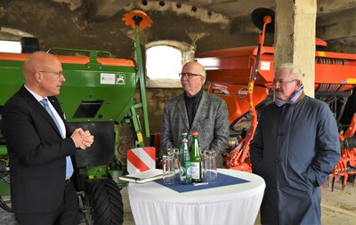 Kammerpräsident Gerhard Schwetje (Mitte), begrüßte die Gäste, darunter Prof. Dr. Christoph Herrmann (links), Institutsleiter des Fraunhofer IST, und Prof. Dr. Reimund Neugebauer, Präsident der Fraunhofer-Gesellschaft