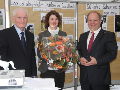 Kreislandwirt Norbert Meyer übermittelt seine Glückwünsche an Judith und Heinrich Batke (von rechts)