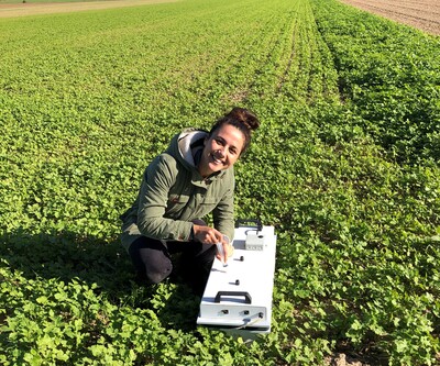 Victoria Nasser (Uni Göttingen) gewährte auf dem Zwischenfrucht-Feldtag Einblick in die Messtechnik für Lachgasemissionen.