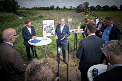 Ministerpräsident Stephan Weil spricht anlässlich der Unterzeichnung der Vereinbarung Der Niedersächsische Weg – Maßnahmenpaket für Natur-, Arten- und Gewässerschutz am 25.05.2020 in Wunstorf.