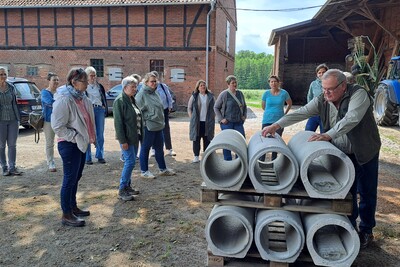 Hubertus Grau erklärt die Betonrohrfallen - © Anne Dirking Hubertus Grau erklärt die Betonrohrfallen