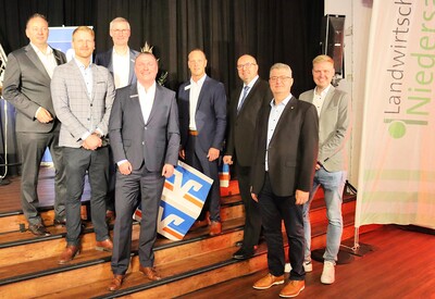 V.l.n.r.: Markus Strahler (Volksbank Schaumburg/Nienburg), Frederic Langsenkamp, Herbert Hermes (VB Vechta), Markus Lüers (VB Niedersachsen-M.), Moderator Nils-Joachim Meinheit, Kreislandwirt Wilken Hartje, Prof. Heiko Tapken, Dr. Paul Vogel.