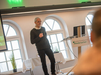 Prof. Dr. Johannes Isselstein von Uni Göttingen sprach über wissenschaftliche Erkenntnisse bei der Grünlandnutzung. - © Christopher Hanraets Prof. Dr. Johannes Isselstein von Uni Göttingen sprach über wissenschaftliche Erkenntnisse bei der Grünlandnutzung.