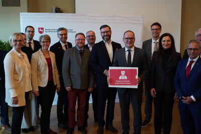 Eine breite Front aus Verbänden, Kammern (7.v.l.: Dr. Bernd von Garmissen, Direktor der Landwirtschaftskammer Niedersachsen), Sozialpartnern und Dienststellen des Landes hat sich für das Azubiticket eingesetzt. - © Meinert/Ministerium für Wirtschaft, Verkehr und Bauen Eine breite Front aus Verbänden, Kammern (7.v.l.: Dr. Bernd von Garmissen, Direktor der Landwirtschaftskammer Niedersachsen), Sozialpartnern und Dienststellen des Landes hat sich für das Azubiticket eingesetzt.
