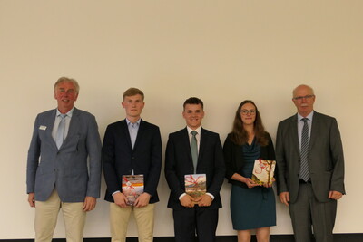 Absolventen und Absolventinnen mit den besten Prüfungsergebnissen - © Friederike Diekmann Absolventen und Absolventinnen mit den besten Prüfungsergebnissen