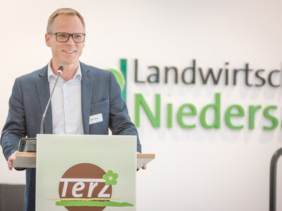 Sören Affeld, Geschäftsführer des Substratherstellers Stender GmbH in Schermbeck (Kreis Wesel), während der Abschlussveranstaltung für das Projekt 'TerZ - Einsatz torfreduzierter Substrate im Zierpflanzenbau' am 23.03.2023 in Hannover-Ahlem.