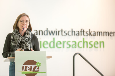 Gerlind Hammann (Lehr- und Versuchsanstalt für Gartenbau in Heidelberg) während der Abschlussveranstaltung für das Projekt 'TerZ - Einsatz torfreduzierter Substrate im Zierpflanzenbau' am 23.03.2023 in Hannover-Ahlem.