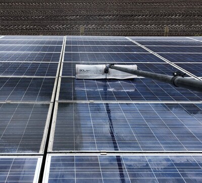 Rotierende Bürsten finden häufig bei Fachunternehmen Anwendung. - © Helmut Wahl Rotierende Bürsten finden häufig bei Fachunternehmen Anwendung.