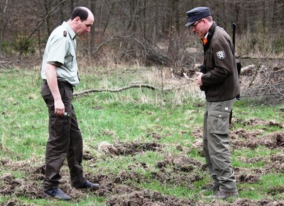 Ausbilder und Auszubildender bei der Begutachtung eines Wildschadens - © Hartmut Meyhoff /media/media/84150D53-B8AA-7B11-99985DBDCA74CDDB.JPG