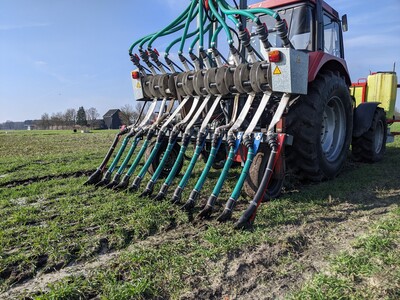 Trecker mit Schleppschuhverteiler