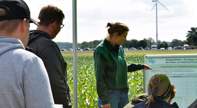 Karen Peters (LWK Ni) stellte rechtliche Vorgaben zum Zwischenfruchtanbau vor, Feldtag Schwüblingsen, 10. Juni 2024 - © Lea Ball Karen Peters (LWK Ni) stellte rechtliche Vorgaben zum Zwischenfruchtanbau vor, Feldtag Schwüblingsen, 10. Juni 2024