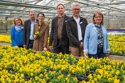 vlnr: Irina Eifert (KVHS), Marcel-Alexander Janßen (LWK), Ministerin Miriam Staudte, Stefan Lorenz (KVHS), Jens Claaßen (Bundesagentur für Arbeit), Simone Heckmann (LWK) - © Christopher Hanraets vlnr: Irina Eifert (KVHS), Marcel-Alexander Janßen (LWK), Ministerin Miriam Staudte, Stefan Lorenz (KVHS), Jens Claaßen (Bundesagentur für Arbeit), Simone Heckmann (LWK)