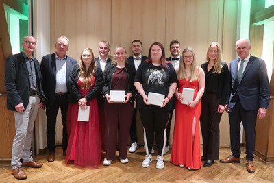 Ehrung für besondere Leistungen (vlnr): Nadine Sachon, Jannes Heidemann, Lea Liekam, Simon Rietmann, Nina Schnuck, Jan-Philipp Gröne , Ulrike Munk - © Iris Ramm Ehrung für besondere Leistungen (vlnr): Nadine Sachon, Jannes Heidemann, Lea Liekam, Simon Rietmann, Nina Schnuck, Jan-Philipp Gröne , Ulrike Munk