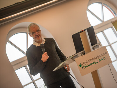 Prof. Dr. Johannes Isselstein von Uni Göttingen sprach über wissenschaftliche Erkenntnisse bei der Grünlandnutzung. - © Christopher Hanraets Prof. Dr. Johannes Isselstein von Uni Göttingen sprach über wissenschaftliche Erkenntnisse bei der Grünlandnutzung.