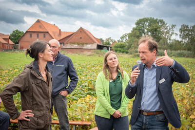 Agrarministerin Miriam Staudte (l.) und Volker Hahn (r., Vorsitzender des LWK-Fachbeirats Versuchswesen Pflanze) auf dem LeguNet-Soja-Feldtag der Landwirtschaftskammer Niedersachsen in Blender im Kreis Verden.