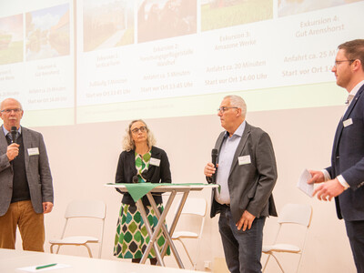 V.l.: Kammerpräsident Gerhard Schwetje, Martina Weber (ML), Andreas Fricke (AG Landberatung) und Moderator Mathias Klahsen auf der 14. Beraterhochschultagung der Landwirtschaftskammer Niedersachsen am 21.10.2024 in der Hochschule Osnabrück.