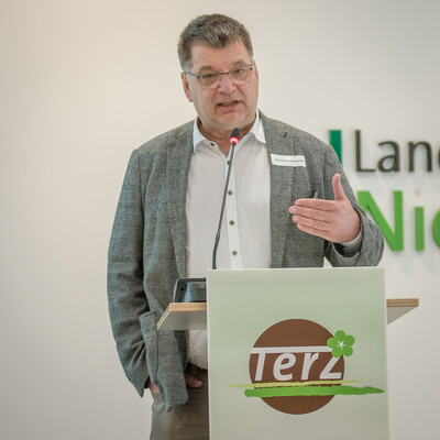 Jens Schachtschneider (im Vorstand d. Bundesverbandes Zierpflanzen sowie Vorsitzender des Gartenbauausschusses) während der Abschlussveranstaltung für das Projekt TerZ - Einsatz torfreduzierter Substrate im Zierpflanzenbau am 23.03.2023 in Hannover-Ahlem.