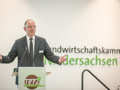 TerZ-Gesamtverantwortlicher Prof. Dr. Bernhard Beßler während der Abschlussveranstaltung für das Projekt 'TerZ - Einsatz torfreduzierter Substrate im Zierpflanzenbau' am 23.03.2023 in Hannover-Ahlem.