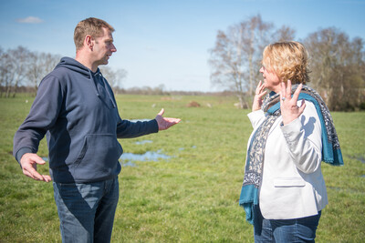 Landwirt Dirk Hanken (l.) und Agrarministerin Barbara Otte-Kinast beim Auftakt für das Projekt zur klimaschonenden Moornutzung (MoWa) am 11.04.2022 auf dem Hof von Dirk Hanken im Ipweger Moor bei Elsfleth.