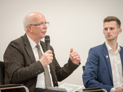 Kammerpräsident Gerhard Schwetje (l.) und Jahrgangsbester Hinnerk Lohmann während der Ehrung der Jahrgangsbesten in der Aus- und Fortbildung am 21.02.2024 in Hannover.