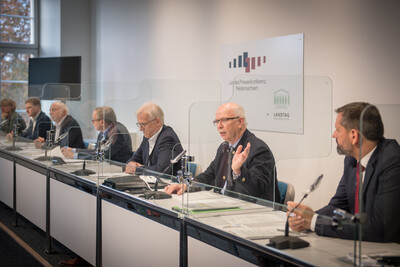 Pressekonferenz der Allianzpartner der Vereinbarung Der Niedersächsische Weg in Hannover: Am 29.10.2020 wurden die ausgehandelten Eckpfeiler für mehr Natur- und Artenschutz vorgestellt und diese erneut mit einer Unterschrift bekräftigt.