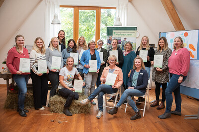 Die Teilnehmerinnen des Lehrgangs Bauernhofpädagogik mit Kristina Stojek (sitzend, rechts, LWK-Beraterin Bauernhofpädagogik), LWK-Vizepräsidentin Dagmar Heyens (rechts) und Referentin Christine Hamester (4. von rechts)