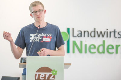 Karl Kühne (Gartenbau Arndt Kühne, Dresden) während der Abschlussveranstaltung für das Projekt 'TerZ - Einsatz torfreduzierter Substrate im Zierpflanzenbau' am 23.03.2023 in Hannover-Ahlem.