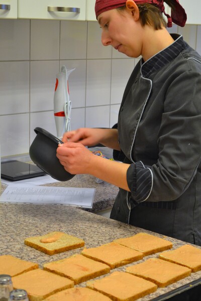 Michelle Dieker bereitete beim hauswirtschaftlichen Wettbewerb in Cloppenburg unter anderem Sandwiches zu. Mit ihren Kreationen und ihrem Fachwissen landete die 22-Jährige auf dem ersten Platz.