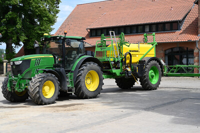 Schlepper mit Spritze - © Andreas Teichler Schlepper mit Spritze