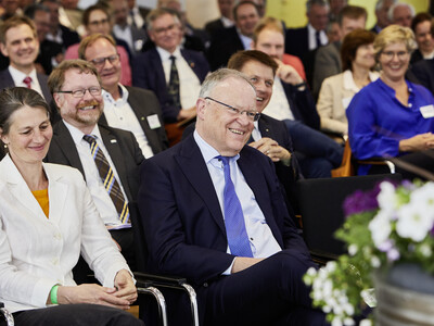 V.l.: Agrarministerin Miriam Staudte, Kammerdirektor Dr. Bernd v. Garmissen und Ministerpräsident Stephan Weil während des Festakts zum 125-jährigen Bestehen der Landwirtschaftskammer Niedersachsen am 21.05.2024 in Hannover-Ahlem.