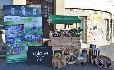 Werbung für Service vom Hof mit Marktstand