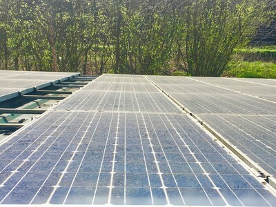 PV-Anlage vor der Reinigung. Der Reinigungseffekt ist deutlich zu sehen. - © Helmut Wahl PV-Anlage vor der Reinigung. Der Reinigungseffekt ist deutlich zu sehen.