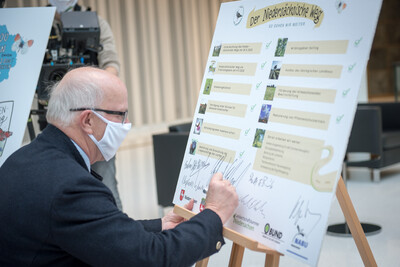 Pressekonferenz der Allianzpartner der Vereinbarung Der Niedersächsische Weg in Hannover: Am 29.10.2020 wurden die ausgehandelten Eckpfeiler für mehr Natur- und Artenschutz vorgestellt und diese erneut mit einer Unterschrift bekräftigt.