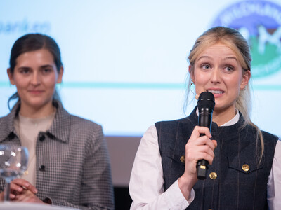 Agrarbloggerin Marie Hoffmann (r.) und Landwirtin Fenna de Beer auf dem 22. Unternehmertag am 29.10.2024 in Cloppenburg