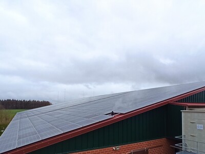 PV auf Schweinestall - © Helmut Wahl PV auf Schweinestall