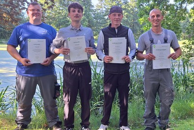 Nachwuchs für die Betriebe der Aquakultur und der Binnenfischerei (v.l.): Patrick Stitz, Emil Polonski, Julius Bührmann und Leon Hecht in Eschede die Abschlussprüfung im Beruf Fischwirt/-in abgelegt. Hecht (r.) hat die Prüfung mit „sehr gut' bestanden. - © Stefan Feichtinger Nachwuchs für die Betriebe der Aquakultur und der Binnenfischerei (v.l.): Patrick Stitz, Emil Polonski, Julius Bührmann und Leon Hecht in Eschede die Abschlussprüfung im Beruf Fischwirt/-in abgelegt. Hecht (r.) hat die Prüfung mit „sehr gut' bestanden.