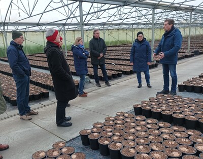 Sven Lehrke und BDB-Landesverbands-Vorstandsmitglied Gitta Roßkamp (Personen rechts) berichten über die Erfahrung mit torfreduzierten Substraten aus dem Projekt ToSBa in Baumschule Roßkamp