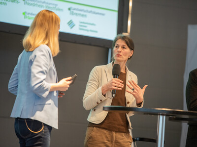 Moderatorin Janina Tiedemann Landwirtschaftsministerin Miriam Staudte beim Eröffnungstalk