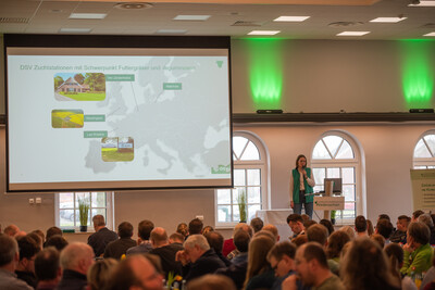 Maren Timmermann von der Deutschen Saatveredelung referierte zum Thema 'Züchterische Leistungen erkennen und nutzen'. - © Christopher Hanraets Maren Timmermann von der Deutschen Saatveredelung referierte zum Thema 'Züchterische Leistungen erkennen und nutzen'.